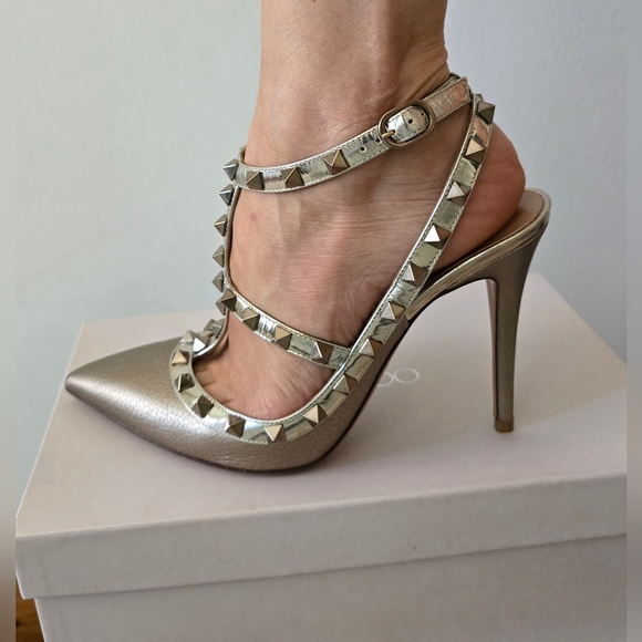 Valentino Garavani Rockstud Strapped Pumps - Picture 3 of 13